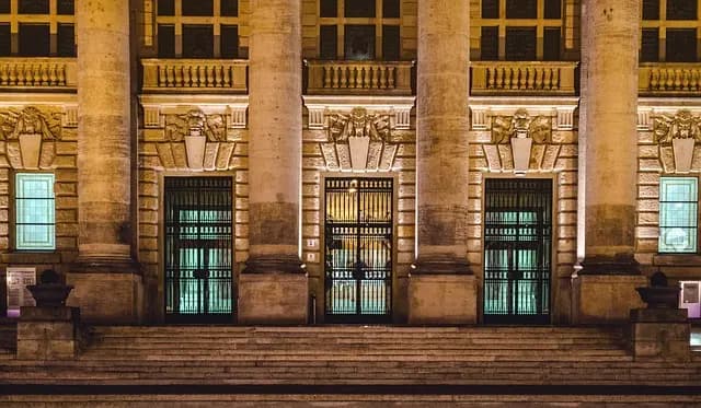 Prévoir ses Obsèques : Les 10 Questions à Poser au Notaire